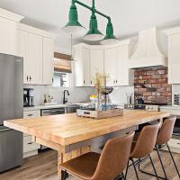 Kitchen & Dining